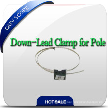 Grampo de cabo de fibra óptica com cabo de derivação para cabo de tensão